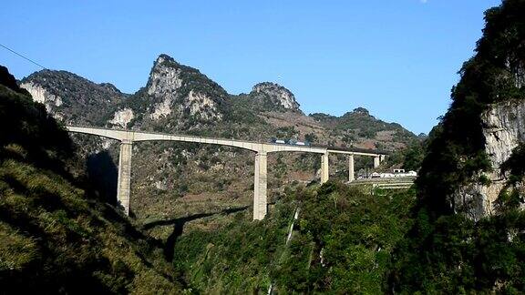 峡谷和高架铁路桥