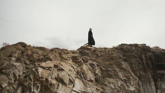 女孩走在悬崖边上穿着黑色的民族服装穿着丧服