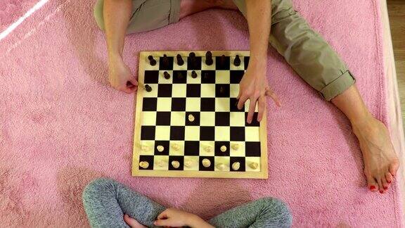 母女参加了一场国际象棋比赛