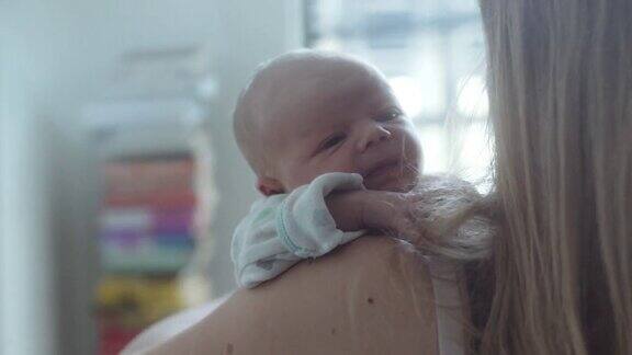 母亲抱着刚出生的男婴