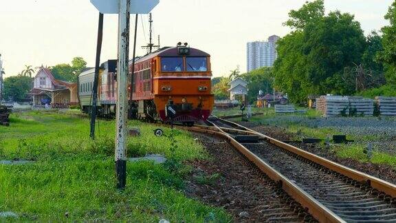 一列泰国火车驶离车站