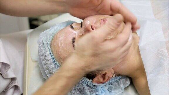 正在做面部按摩的女人美容院治疗