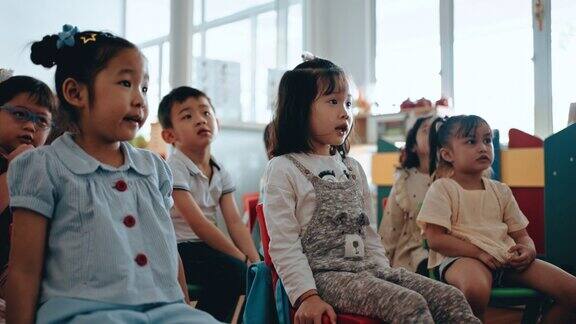 亚洲蒙特梭利幼儿喜欢在课堂上听老师讲故事