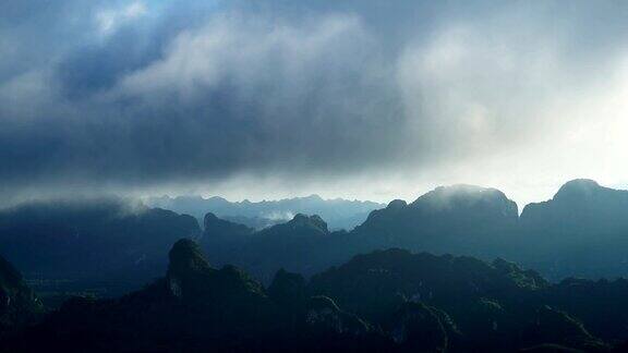 日出与雾山