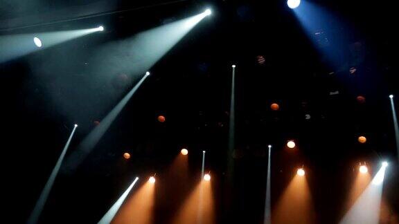 泛光灯头部扫描仪剧院舞台上的戏剧烟雾在演出期间照明设备灯光效果动态光
