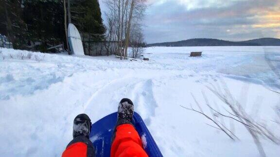 在加拿大魁北克省的冬季日落时分男子在户外滑雪的POV