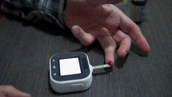成熟的糖尿病患者使用血糖仪测量血糖水平