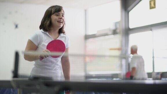 患有唐氏综合症的少女打乒乓球