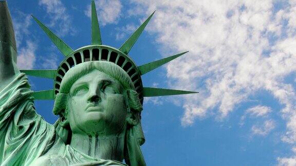 在天空和云的映衬下的美国自由女神像