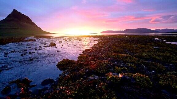 冰岛奇妙的日落陡峭的山脉和粉红色的天空构成了一幅不可思议的画面