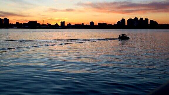 小船在夕阳的映衬下航行