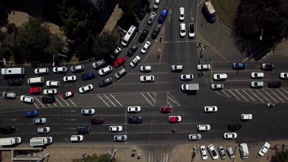 空中道路摘要:城市交通高峰时段上下视图交通概念