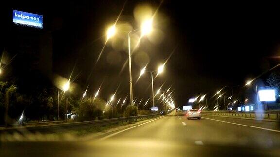 在夜间行驶在高速公路上