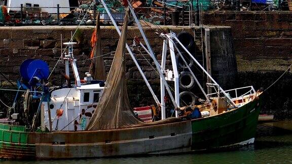 老拖网渔船停靠码头