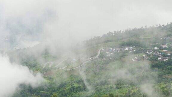 热带山脉和部落村庄上空的雾时间流逝的视频