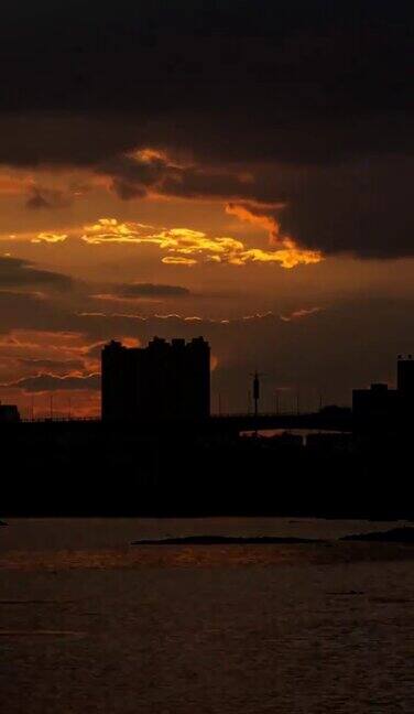 夕阳辉映的城市景观在河边垂直