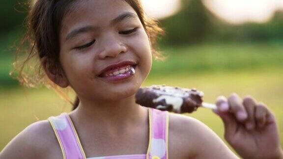 小女孩正带着积极的情绪放松地吃着冰淇淋
