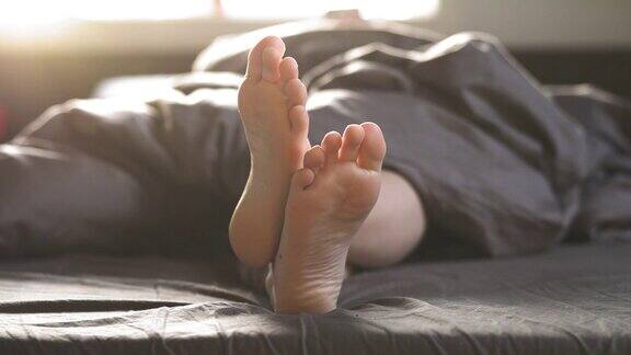 清晨一个年轻女子赤脚躺在床上