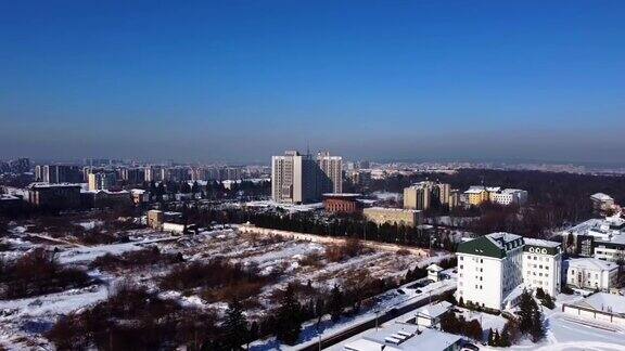 无人机在城市上空飞行的鸟瞰图