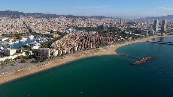 西班牙巴塞罗那的巴塞罗纳塔海滩和维尔港鸟瞰图