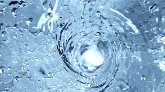 带有气泡的水漩涡拍摄是慢动作1000帧秒