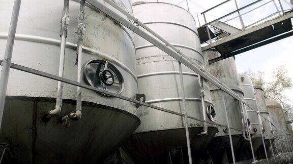 葡萄酒发酵用的大钢桶葡萄酒生产厂