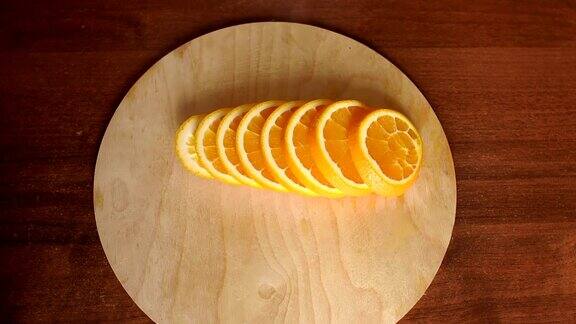 在木板上切熟橙子特写