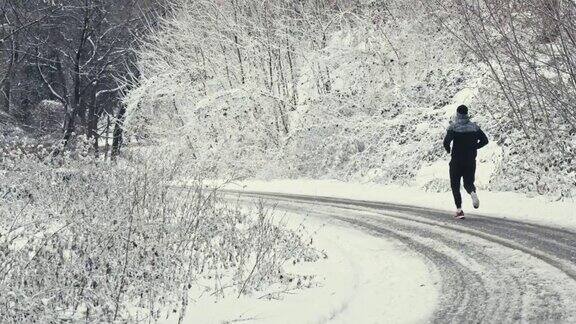 森林雪道上的慢跑者
