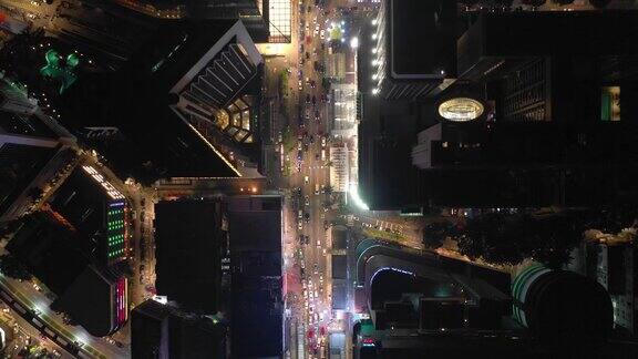吉隆坡市区夜间灯光照亮了马来西亚著名的交通十字路口空中俯视图4k