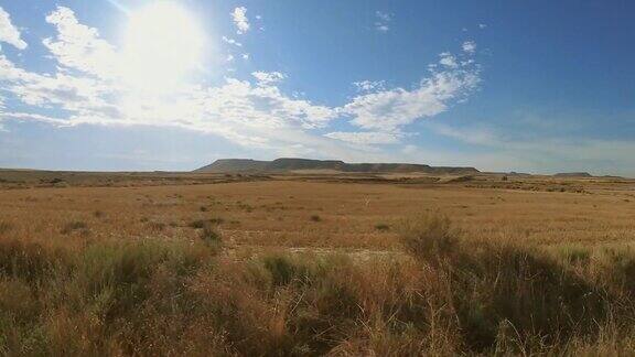 西班牙纳瓦拉BardenasReales沙漠中水和风的侵蚀所形成的特征形式