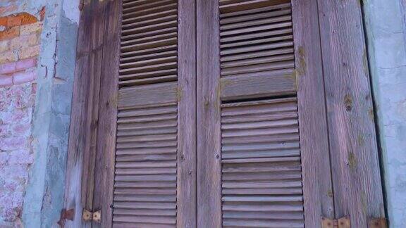 布拉诺废弃建筑的木百叶窗