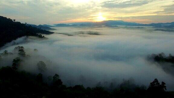 攀牙谷的日出在薄雾之上