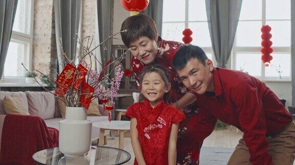 快乐的中国家庭装饰农历新年
