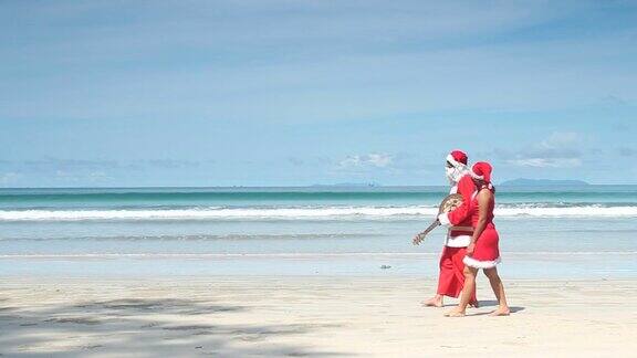 圣诞老人在海滩上散步