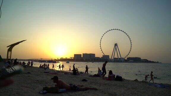迪拜码头日落海滩蓝水岛与现代摩天轮