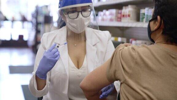 药剂师戴着口罩注射疫苗