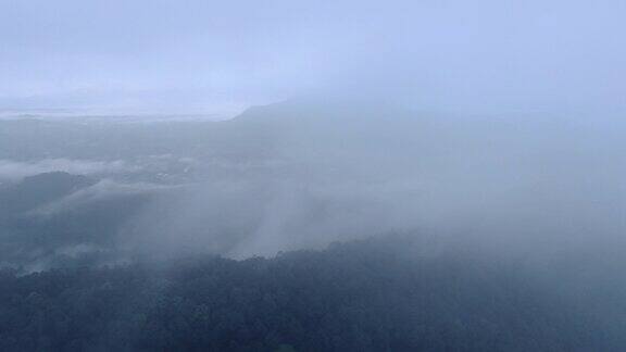 无人机在雾和多云的早晨的雾和山的视图