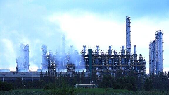 炼油厂工业产生的烟雾