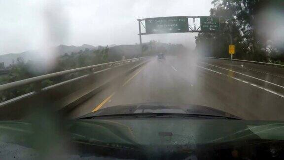一辆汽车在高速公路上雨中行驶的4k视频