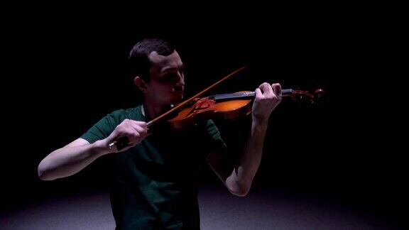 古典音乐:小提琴家在音乐会上演奏