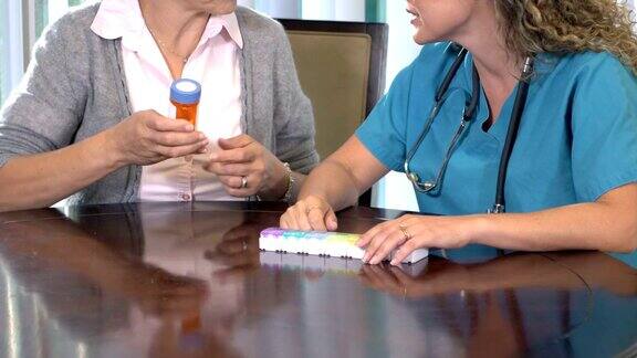 西班牙裔护士向资深女性解释药物治疗