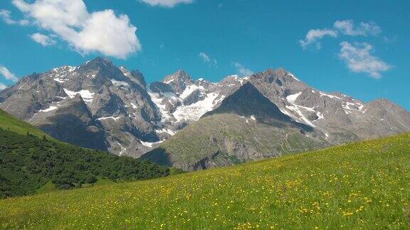 航拍:飞过盛开的草地看到法国的阿尔卑斯山脉