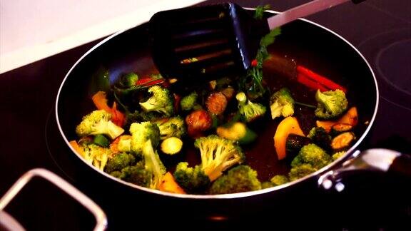 在平底锅中炒的混合蔬菜
