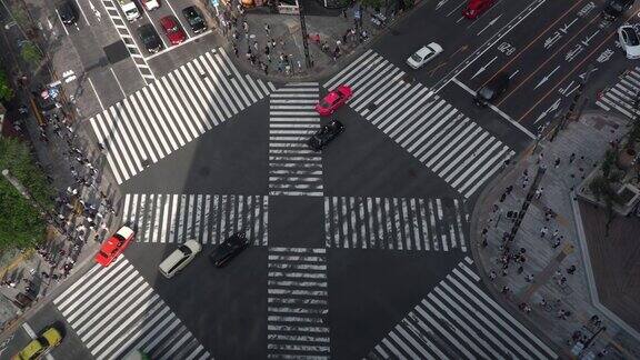 日本东京银座人行横道十字路口的行人和汽车鸟瞰图