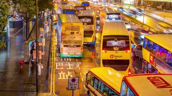 时光倒流:香港市中心的公交车站排队等候夕阳下着雨