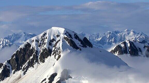 阿拉斯加的山脉和云层航拍