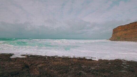 海浪涌向石滩