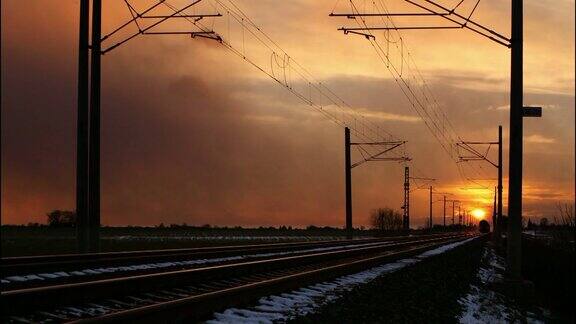在日落时火车货物在铁路上