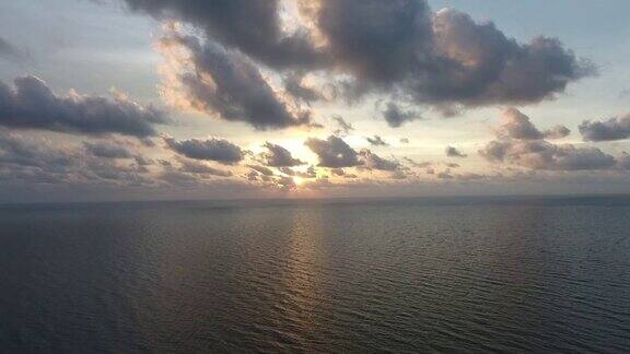 鸟瞰图美丽的海在日出时飞过干净的海面和波浪面