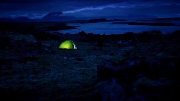 阴天下发光的帐篷